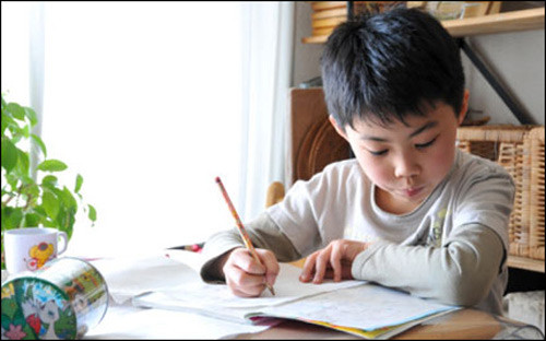 Trẻ học bài. Ảnh: Internet Trẻ học bài. Ảnh: Internet