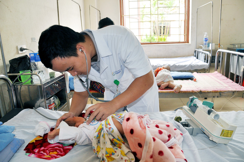 Bác sĩ chăm sóc cho bệnh nhi. Ảnh: Bệnh viện Sản nhi Quảng Ninh