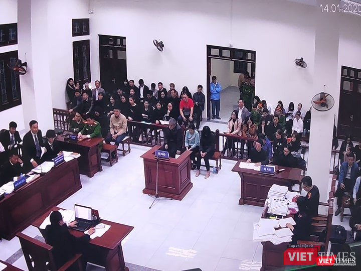 Các bị cáo nói lời sau cùng tại phiên tòa. Ảnh: Minh Thúy Các bị cáo nói lời sau cùng tại phiên tòa. Ảnh: Minh Thúy