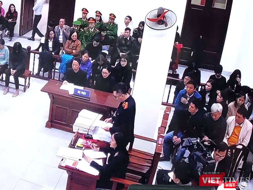 Đại diện Viện Kiểm sát đọc bản cáo trạng vụ án. Ảnh: Minh Thúy