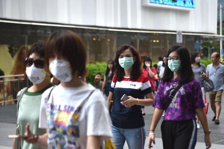 Người dân đeo khẩu trang khi xuống đường. Ảnh: KELLY HUI Người dân đeo khẩu trang khi xuống đường. Ảnh: KELLY HUI