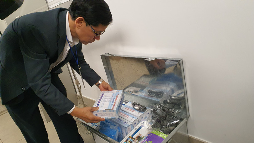 Phó Cục trưởng Cục Y tế dự phòng, Bộ Y tế kiểm tra thuốc tại cửa khẩu sân bay quốc tế Nội Bài. Ảnh: Bộ Y tế