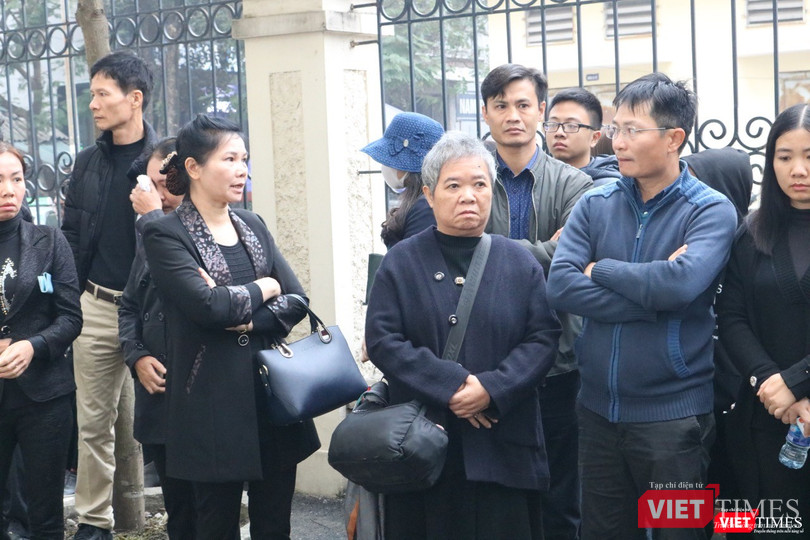 Gia đình bé Long chờ đợi tham gia phiên tòa. Ảnh: Minh Thúy