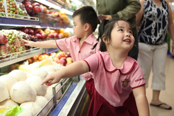 Cha mẹ nên đưa con cùng đi mua sắm. Ảnh: Internet Cha mẹ nên đưa con cùng đi mua sắm. Ảnh: Internet