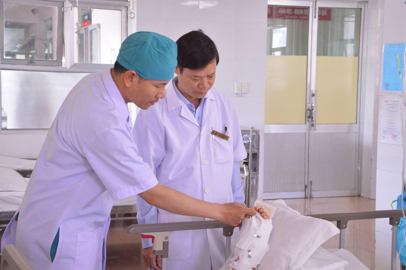 Bác sĩ xem xét tình hình cánh tay bệnh nhân Q. được nối liền sau phẫu thuật. Ảnh: Bệnh viện Phong – Da liễu Trung ương Quy Hòa Bác sĩ xem xét tình hình cánh tay bệnh nhân Q. được nối liền sau phẫu thuật. Ảnh: Bệnh viện Phong – Da liễu Trung ương Quy Hòa