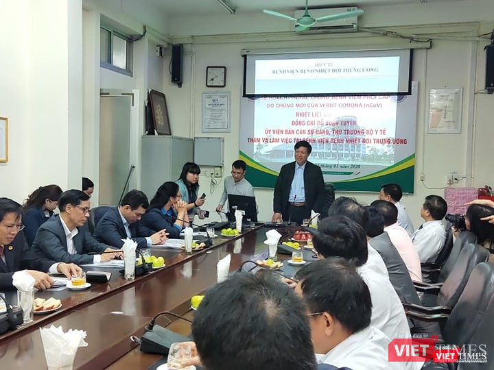 Thứ trưởng Bộ Y tế Đỗ Xuân Tuyên phát biểu chỉ đạo tại Bệnh viện Bệnh Nhiệt đới Trung ương. Ảnh: Minh Thúy