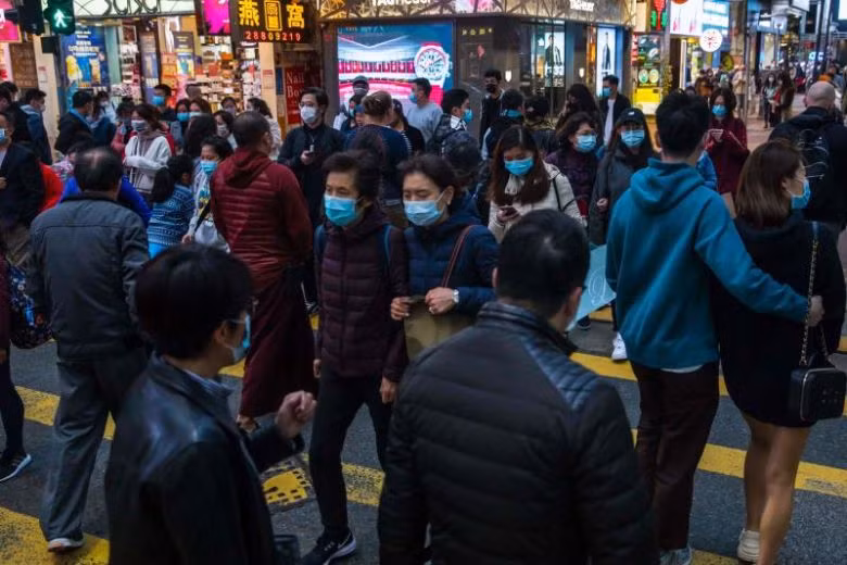 Người dân đeo khẩu trang tại Hồng Kông. Ảnh: AFP