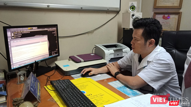 Phim chụp của bệnh nhân được chuyển trực tiếp tới máy tính của bác sĩ tại Khoa Chẩn đoán hình ảnh, Bệnh viện Hữu nghị. Ảnh: Chi Lê