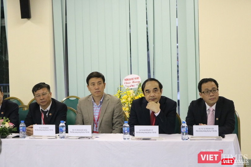 Lãnh đạo Trường Đại học Y Hà Nội tại buổi lễ ký kết