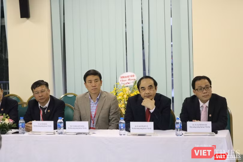 Lãnh đạo Trường Đại học Y Hà Nội tại buổi lễ ký kết