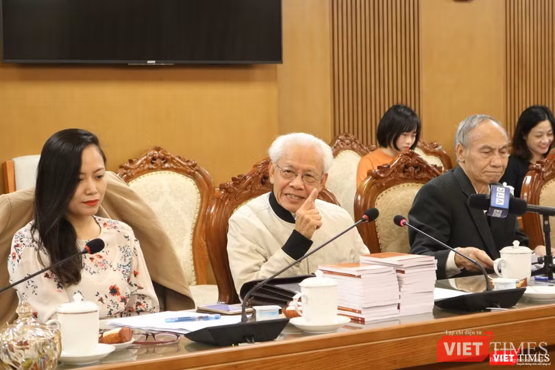 GS. Hồ Ngọc Đại trao đổi tại buổi gặp gỡ, đối thoại với Bộ GD&ĐT