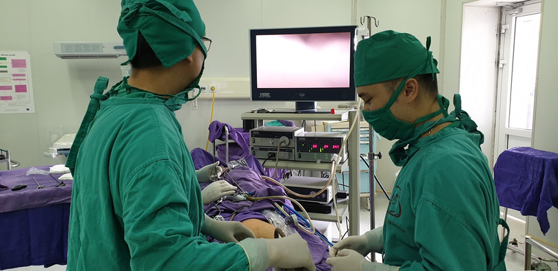 Kíp mổ nội soi cho bệnh nhân. Ảnh: Bệnh viện Sản Nhi Quảng Ninh Kíp mổ nội soi cho bệnh nhân. Ảnh: Bệnh viện Sản Nhi Quảng Ninh