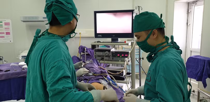 Kíp mổ nội soi cho bệnh nhân. Ảnh: Bệnh viện Sản Nhi Quảng Ninh
