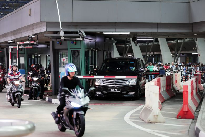 Trước khi làm thủ tục, khách du lịch phải đo nhiệt độ để kiểm tra. Ảnh: KELVIN CHNG Trước khi làm thủ tục, khách du lịch phải đo nhiệt độ để kiểm tra. Ảnh: KELVIN CHNG