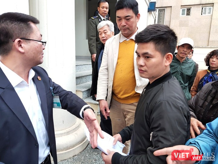 Nhân viên bảo vệ ký túc xá Học viện báo chí và Tuyên truyền làm thủ tục tham dự phiên tòa. Ảnh: Minh Thúy Nhân viên bảo vệ ký túc xá Học viện báo chí và Tuyên truyền làm thủ tục tham dự phiên tòa. Ảnh: Minh Thúy