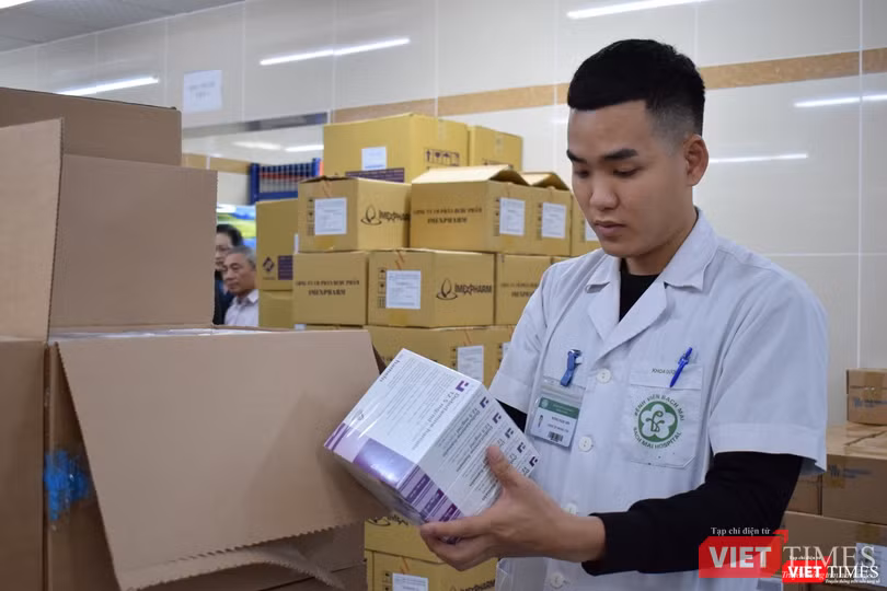 Nhân viên y tế kiểm tra thuốc tại Bệnh viện Bạch Mai. Ảnh: Chi Lê