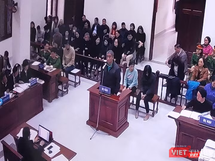 Bị cáo Doãn Quý Phiến trả lời Hội đồng xét xử tại phiên tòa. Ảnh: Minh Thúy