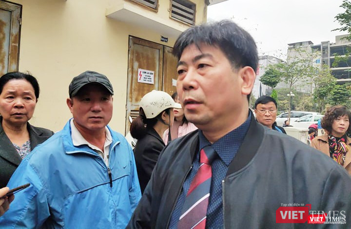 Luật sư Nguyễn Thanh Sơn (áo đen đeo cà vạt đỏ) - người bào chữa cho bị cáo Nguyễn Bích Quy. Ảnh: Minh Thúy Luật sư Nguyễn Thanh Sơn (áo đen đeo cà vạt đỏ) - người bào chữa cho bị cáo Nguyễn Bích Quy. Ảnh: Minh Thúy