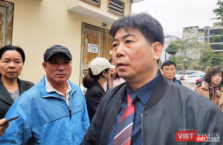 Luật sư Nguyễn Thanh Sơn (áo đen đeo cà vạt đỏ) - người bào chữa cho bị cáo Nguyễn Bích Quy. Ảnh: Minh Thúy