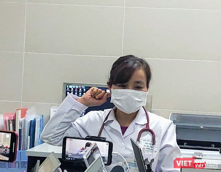 BS. Lại Thanh Hà hướng dẫn đeo khẩu trang đúng cách. Ảnh: Minh Thúy