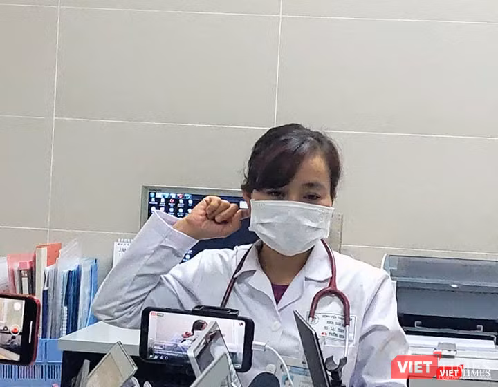 BS. Lại Thanh Hà hướng dẫn đeo khẩu trang đúng cách. Ảnh: Minh Thúy