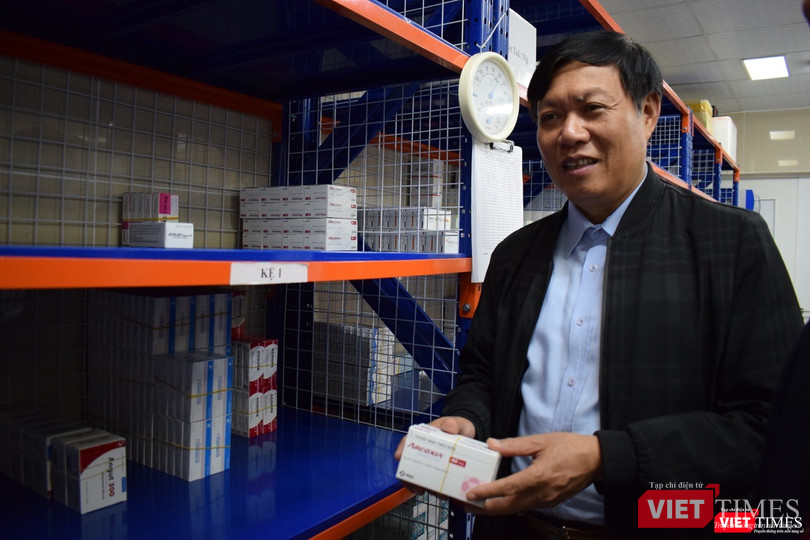 Thứ trưởng kiểm tra chất lượng thuốc tại Bệnh viện Bạch Mai. Ảnh: Chi Lê