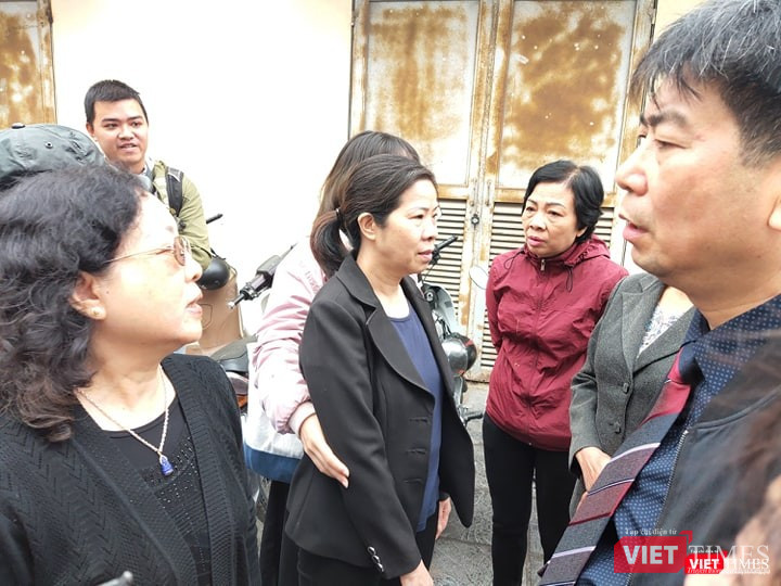 Bị cáo Nguyễn Bích Quy (áo đen ở giữa). Ảnh: Minh Thúy