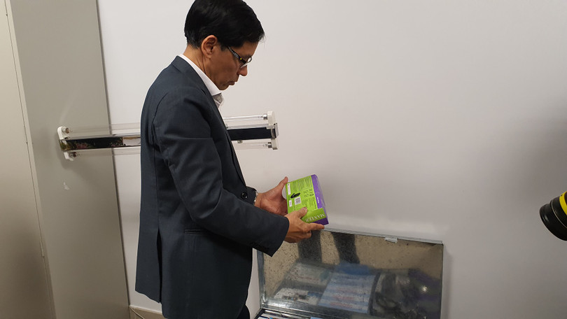 Phó Cục trưởng Cục Y tế dự phòng kiểm tra tại cửa khẩu sân bay Nội Bài. Ảnh: Bộ Y tế Phó Cục trưởng Cục Y tế dự phòng kiểm tra tại cửa khẩu sân bay Nội Bài. Ảnh: Bộ Y tế