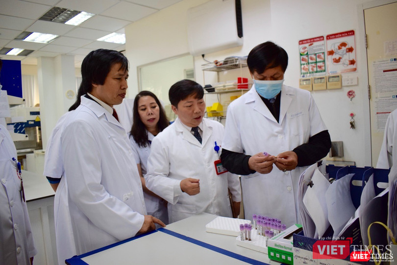 Thứ trưởng Bộ Y tế kiểm tra công tác chuẩn bị tại khu vực labo xét nghiệm Bệnh viện Bệnh Nhiệt đới Trung ương. Ảnh: Chi Lê