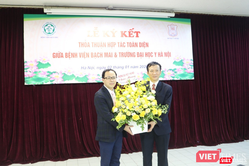 Đại diện Bệnh viện Bạch Mai và Trường Đại học Y Hà Nội chụp ảnh lưu niệm
