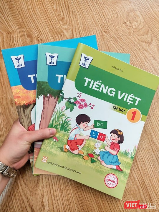 Cận cảnh 3 cuốn sách Tiếng Việt 1 công nghệ giáo dục tập 1,2,3 với màu sắc, hình ảnh bắt mắt. Ảnh: Minh Thúy