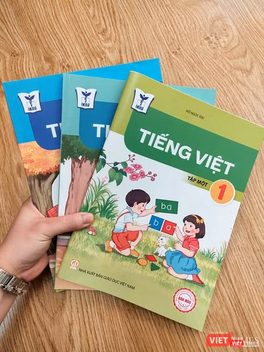 Cận cảnh 3 cuốn sách Tiếng Việt 1 công nghệ giáo dục tập 1,2,3 với màu sắc, hình ảnh bắt mắt. Ảnh: Minh Thúy Cận cảnh 3 cuốn sách Tiếng Việt 1 công nghệ giáo dục tập 1,2,3 với màu sắc, hình ảnh bắt mắt. Ảnh: Minh Thúy