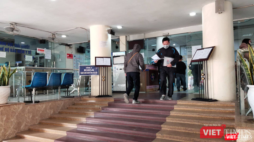 Từ sáng, rất đông người dân đã đến Bệnh viện Bệnh Nhiệt đới Trung ương để khám bệnh. Ảnh: Minh Thúy