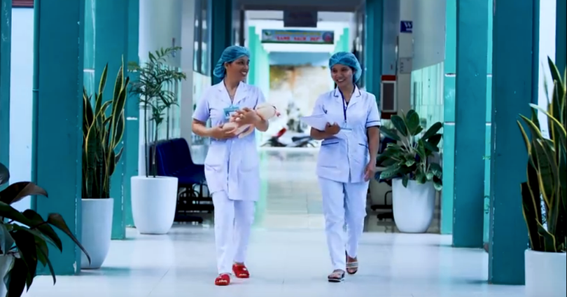 Trung tâm Y tế huyện Đông Giang là cơ sở y tế đầu tiên ở tuyến huyện tại Việt Nam thực hiện đúng quy trình chăm sóc sơ sinh thiết yếu sớm, tư vấn, hỗ trợ nuôi con bằng sữa mẹ. Ảnh: Trung tâm Y tế huyện Đông Giang