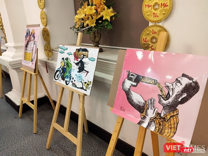Một số bức tranh biếm họa được trưng bày tại hội nghị. Ảnh: Minh Thúy