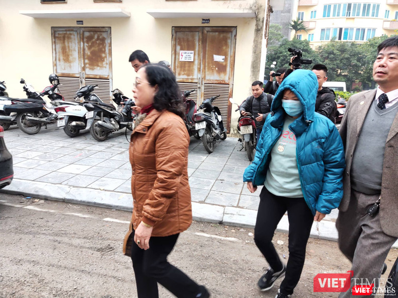 Bị cáo Nguyễn Bích Quy vội vã tham dự phiên tòa. Ảnh: Minh Thúy