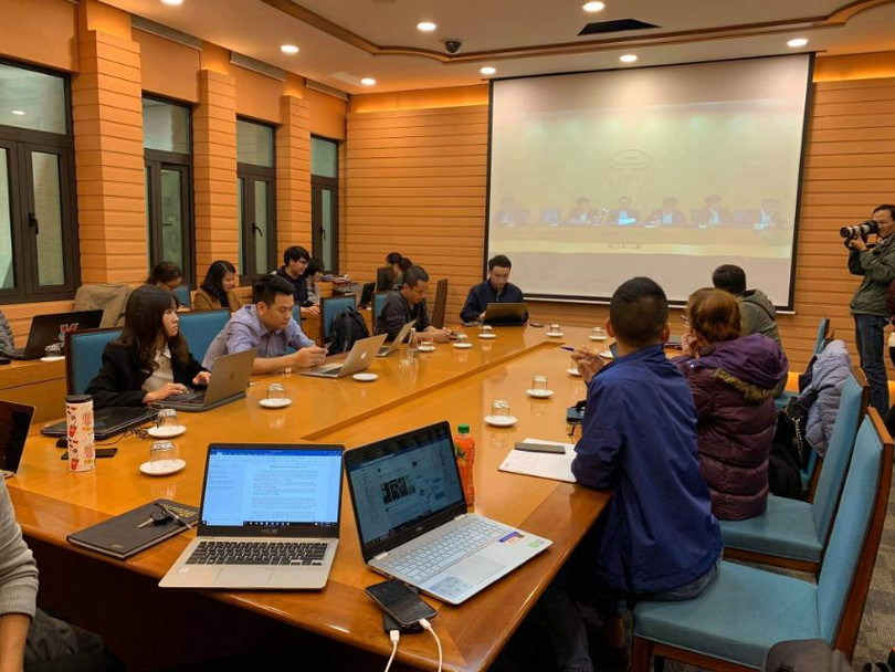 Báo chí theo dõi trực tuyến cuộc họp khẩn thông tin về tình hình dịch trong đêm tại trụ sở UBND TP. Hà Nội. Ảnh: Khôi Việt Báo chí theo dõi trực tuyến cuộc họp khẩn thông tin về tình hình dịch trong đêm tại trụ sở UBND TP. Hà Nội. Ảnh: Khôi Việt