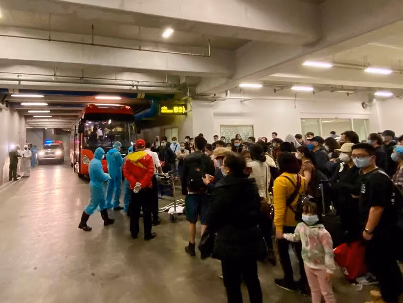 Rất đông hành khách nhập cảnh tại sân bay Nôi Bài. Ảnh: Minh Thư Rất đông hành khách nhập cảnh tại sân bay Nôi Bài. Ảnh: Minh Thư