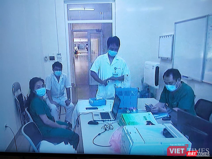 Các bác sĩ tại khoa Cấp cứu, Bệnh viện Bệnh Nhiệt đới Trung ương cơ sở 2. Ảnh: Minh Thúy