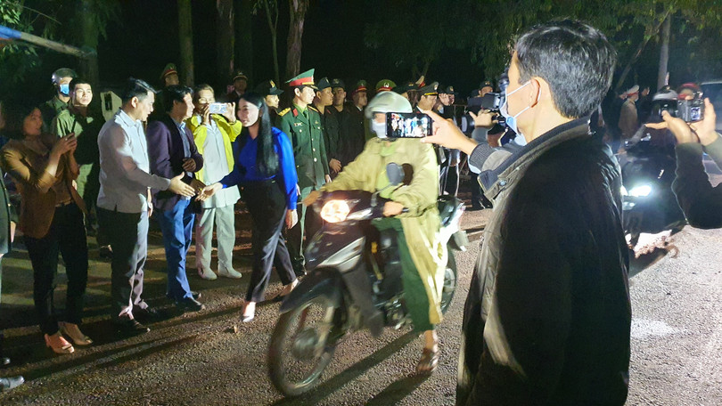 Những người dân đầu tiên đi lại qua chốt kiểm dịch đã được dỡ bỏ tại Sơn Lôi. Ảnh: Tuấn Dũng - BYT