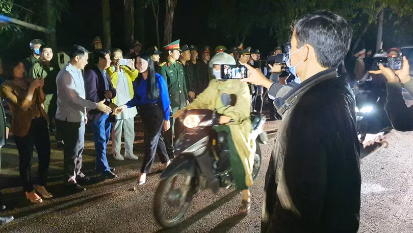 Những người dân đầu tiên đi lại qua chốt kiểm dịch đã được dỡ bỏ tại Sơn Lôi. Ảnh: Tuấn Dũng - BYT Những người dân đầu tiên đi lại qua chốt kiểm dịch đã được dỡ bỏ tại Sơn Lôi. Ảnh: Tuấn Dũng - BYT