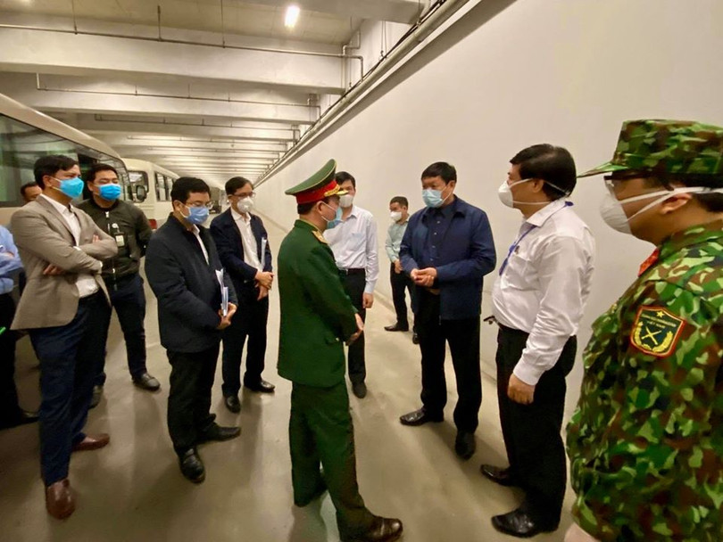 Thứ trưởng Bộ Y tế Đỗ Xuân Tuyên trao đổi về công tác phòng, chống dịch bệnh với các cán bộ tại sân bay. Ảnh: Minh Thư