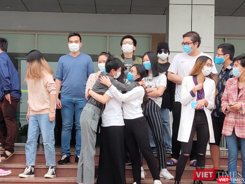 Bệnh nhân mắc COVID-19 vui mừng trong ngày ra viện. Ảnh: Minh Thúy