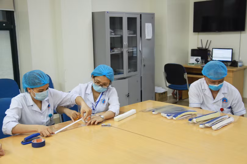 Các bác sĩ tranh thủ làm mặt nạ kính chống COVID-19. Ảnh: BVCC Các bác sĩ tranh thủ làm mặt nạ kính chống COVID-19. Ảnh: BVCC