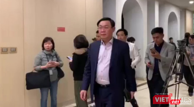 Ông Vương Đình Huệ - Bí thư Thành ủy Hà Nội sau cuộc họp. Ảnh: Khôi Việt Ông Vương Đình Huệ - Bí thư Thành ủy Hà Nội sau cuộc họp. Ảnh: Khôi Việt