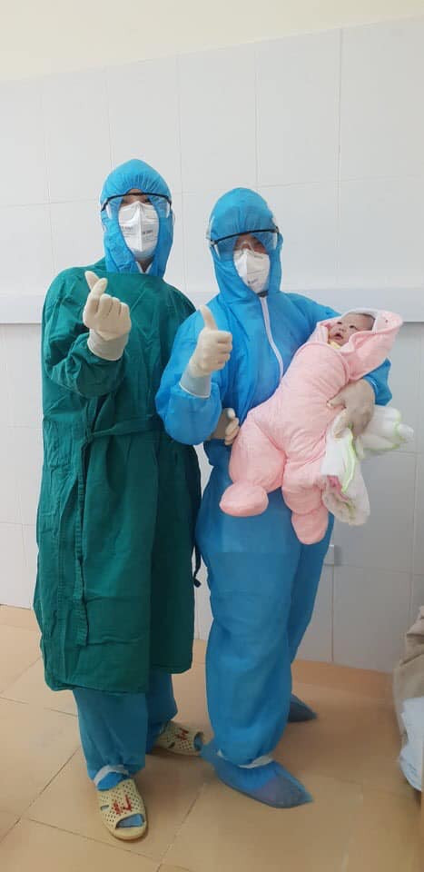 Bé gái chào đời khỏe mạnh trong vòng tay của các bác sĩ. (Ảnh: BVCC)