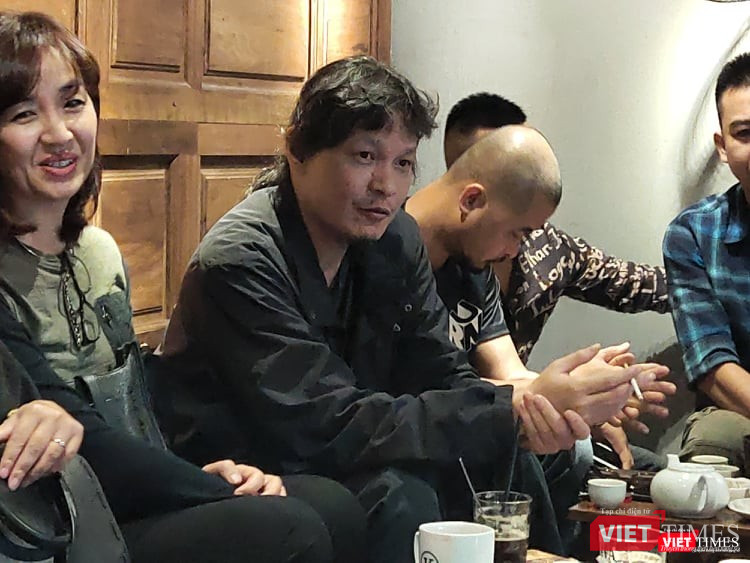 Họa sĩ Doãn Hoàng Lâm (áo đen). Ảnh: Minh Thúy