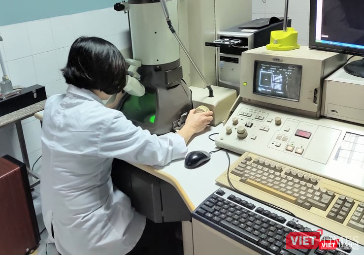 Cán bộ nghiên cứu làm việc tại phòng thí nghiệm (Ảnh: Minh Thúy) Cán bộ nghiên cứu làm việc tại phòng thí nghiệm (Ảnh: Minh Thúy)