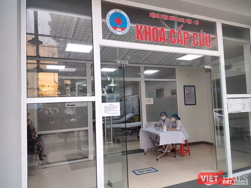 Khoa Cấp cứu, Bệnh viện Hữu Nghị tổ chức tiêp đón, sàng lọc bệnh nhân ngay khi nhập viện. Ảnh: Minh Thúy