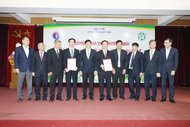 Lễ công bố và trao quyết định bổ nhiệm Quyền Chủ tịch Hội đồng Quản lý và Giám đốc Bệnh viện Bạch Mai. Ảnh: Thế Anh
